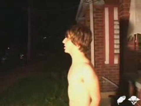 Jackass : fils barbelés et feu !