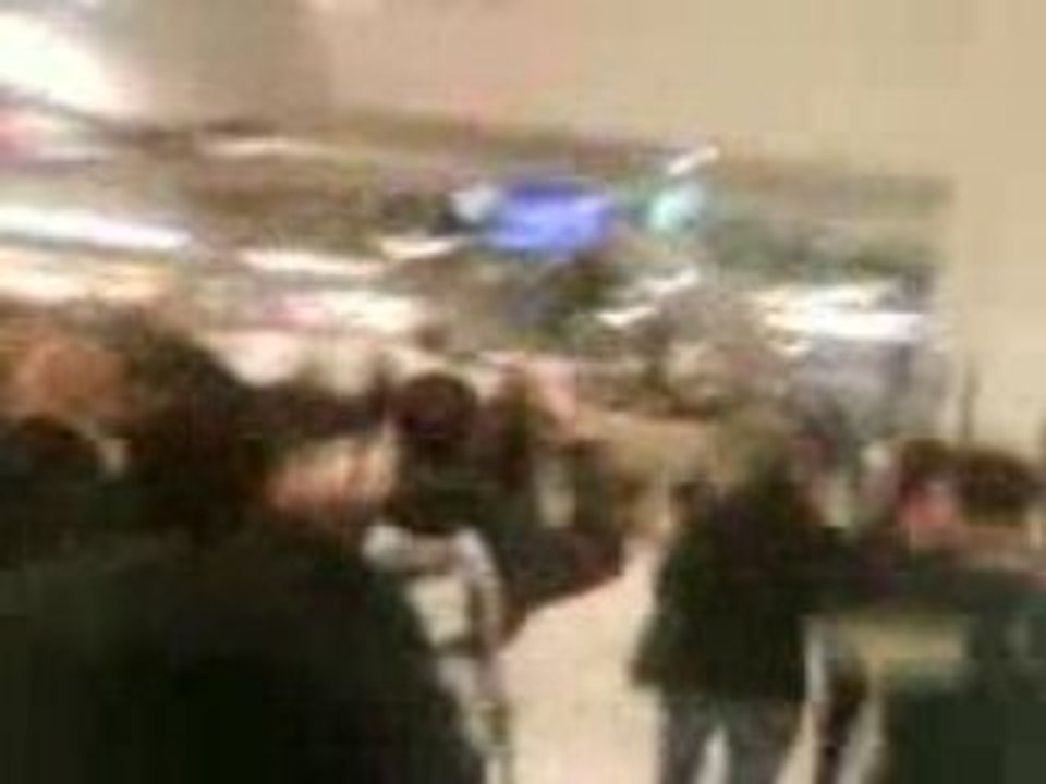 manifestants qui rentrent a Part Dieu (by carlito140)