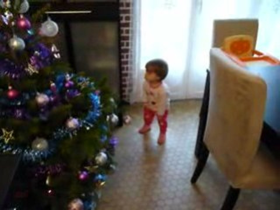 Eryn danse devant le sapin