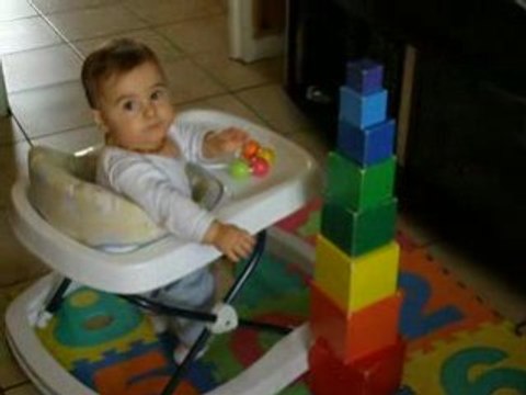 8 mois trotteur papa joue aux cubes