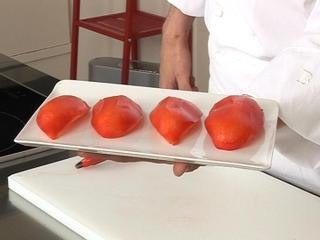 Eplucher des poivrons à l'aide d'un économe