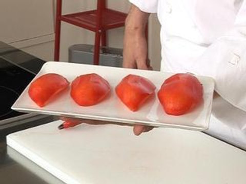 Eplucher des poivrons à l'aide d'un économe