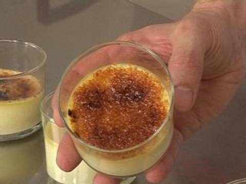 Caraméliser une crème brûlée