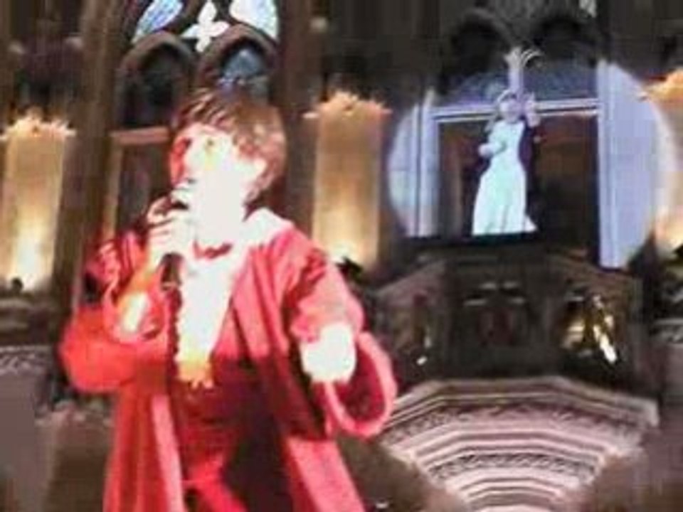 Saint Nicolas descend du beffroi d'Arras