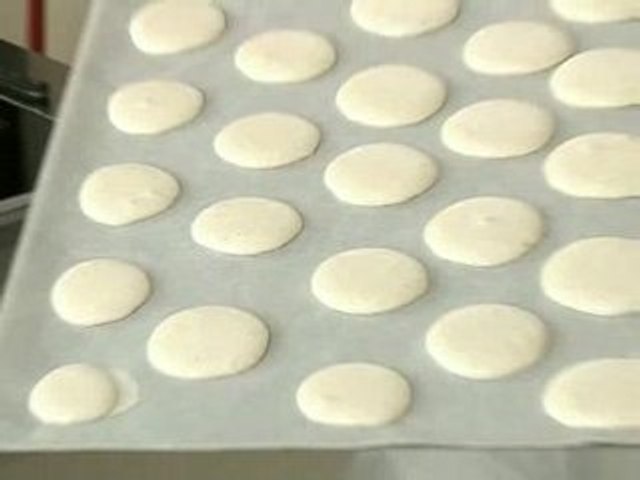 Technique de cuisine : coucher des macarons - Vidéo Dailymotion