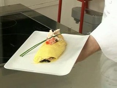 Omelette roulée au saumon fumé et aux olives