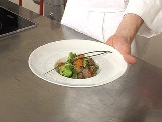 Sauté d'agneau aux pignons et chou romanesco