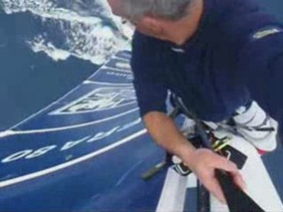 Vendée Globe : Loïck Peyron en tête de mât