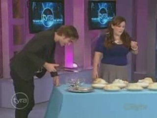 Robert (Edward) and Taylor (Jacob) on Tyra Banks Show (2/2)