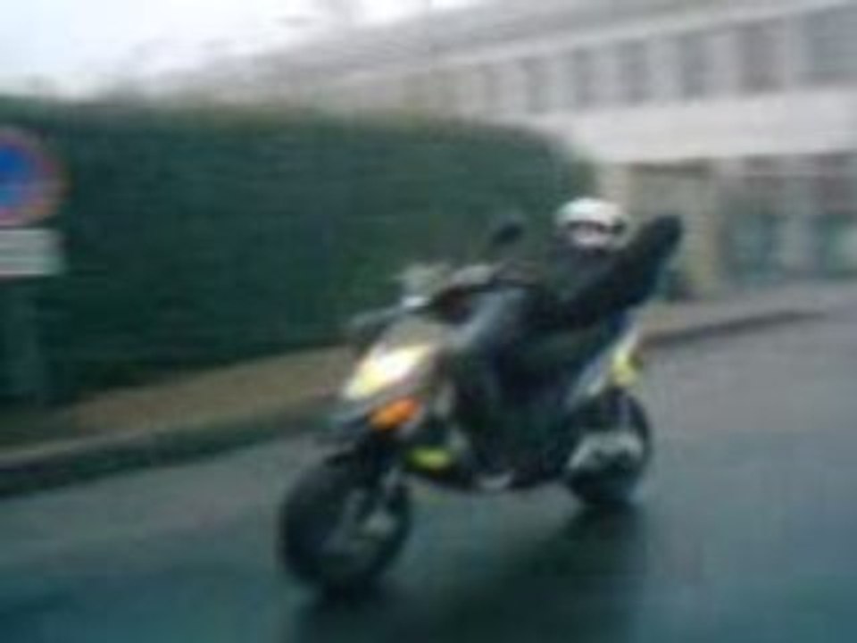 Max dort sur scoot