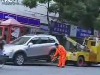 Elle s'enfuit avec sa voiture accrochée à la dépanneuse