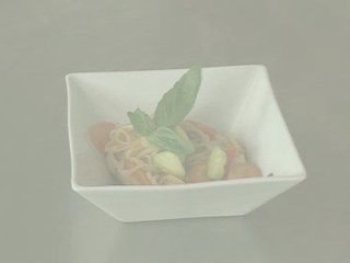 Nouilles de riz aux légumes, sauce pimentée
