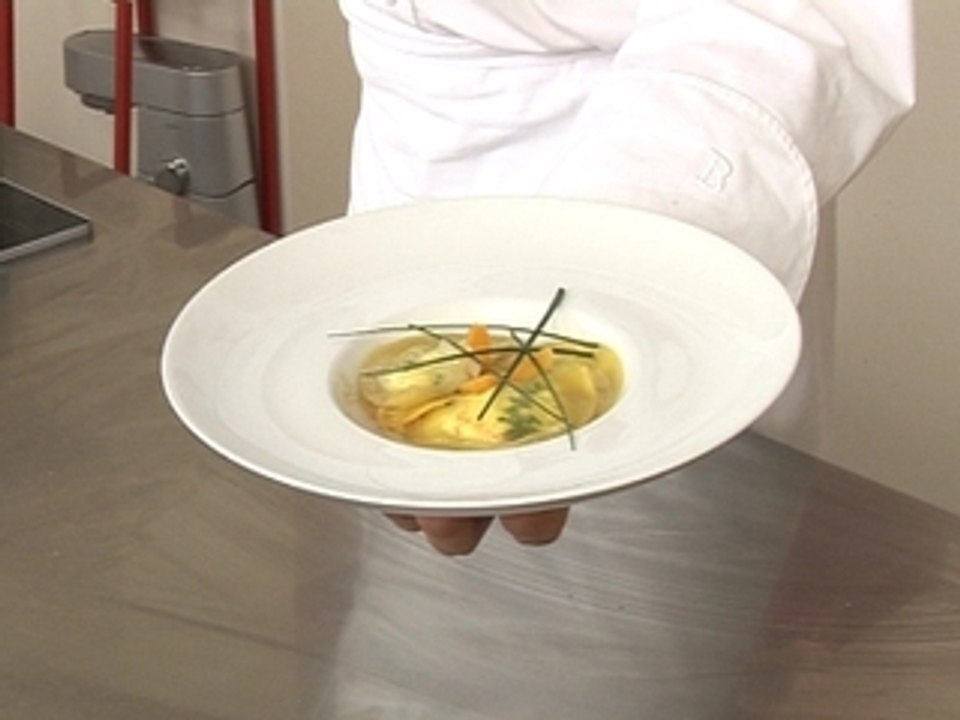 Ravioles au chèvre frais au paprika, bouillon aux légumes