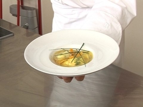 Ravioles au chèvre frais au paprika, bouillon aux légumes