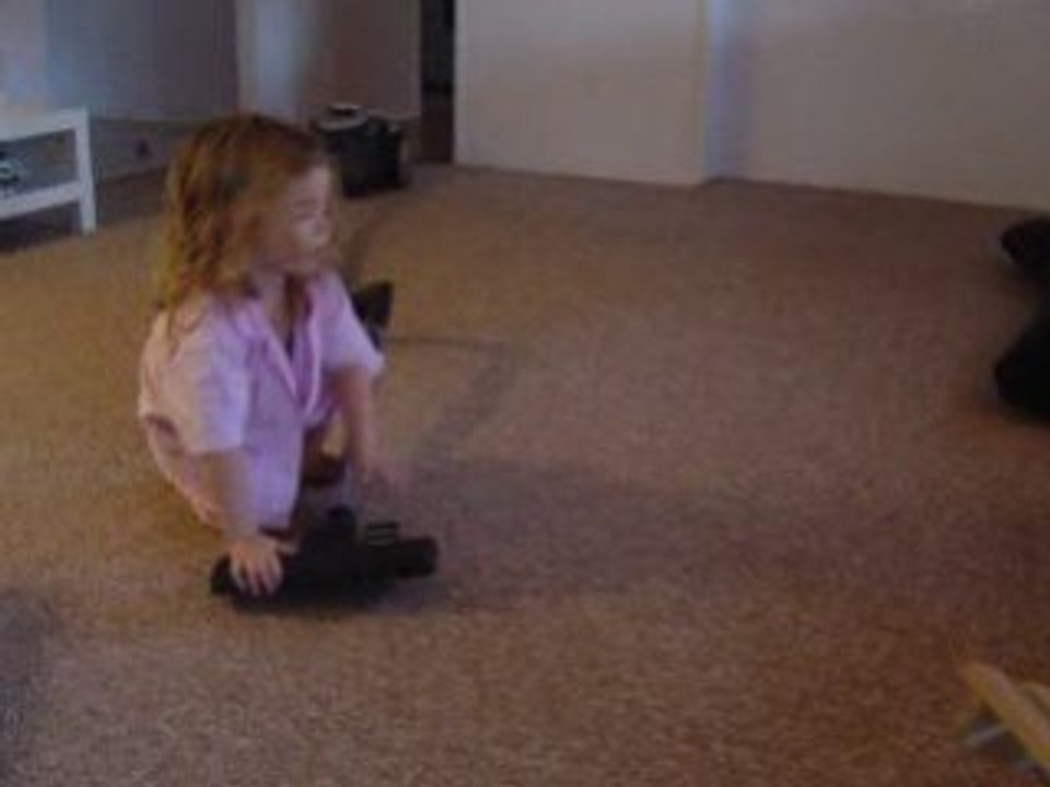 Charline passe l'aspirateur