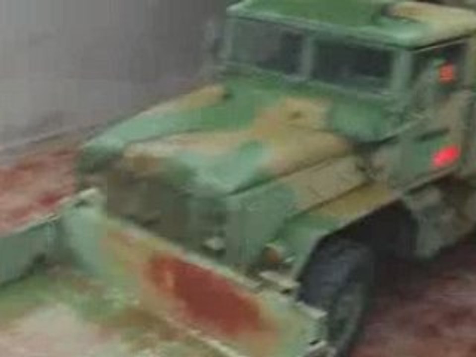 CHARGEMENT DE CAMION MILITAIRE DE L ARME AMERICAINE