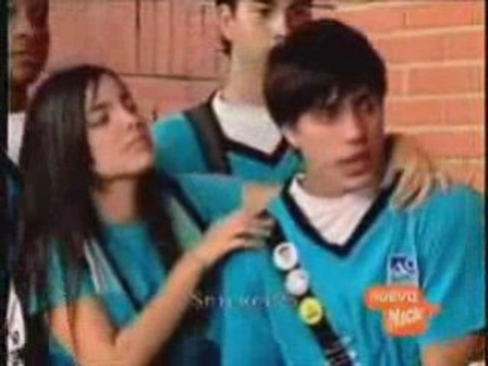 Alex ayuda Isa e es el heroe de la escuela