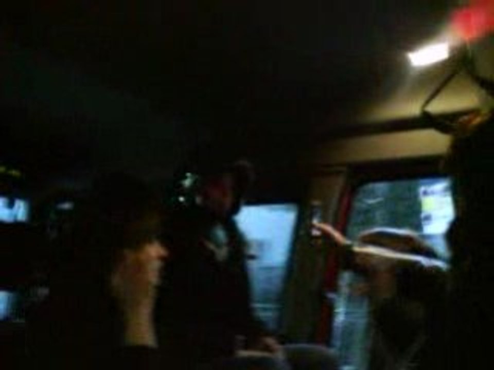 les filles dans le camion de pompier