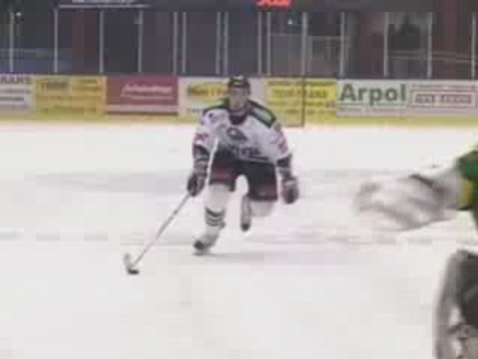 J. Dołęga strzela karnego w meczu z JKH GKS Jastrzębie