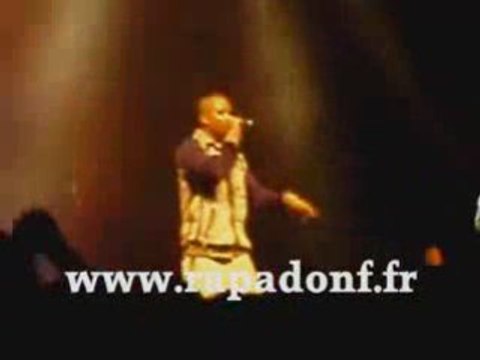 ROHFF RECOIT UNE BOUTEILLE EN PLEIN CONCERT