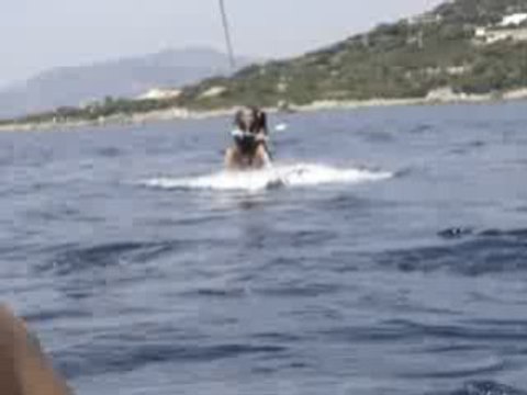 Flo fait du wake sur le ventre