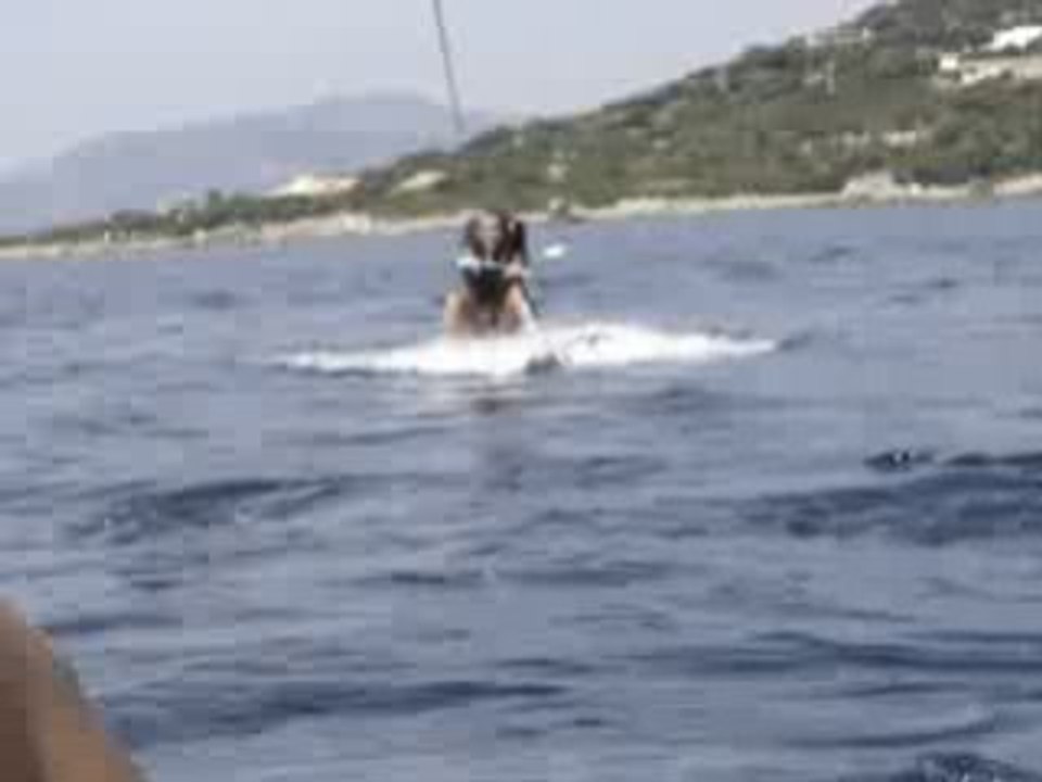 Flo fait du wake sur le ventre