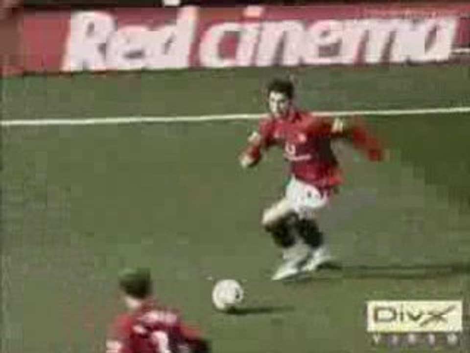 Football Tricks - Ronaldinho vs Cristiano Ronaldo
