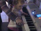 lara joue au piano