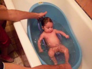 manoa fait du sport dans son bain