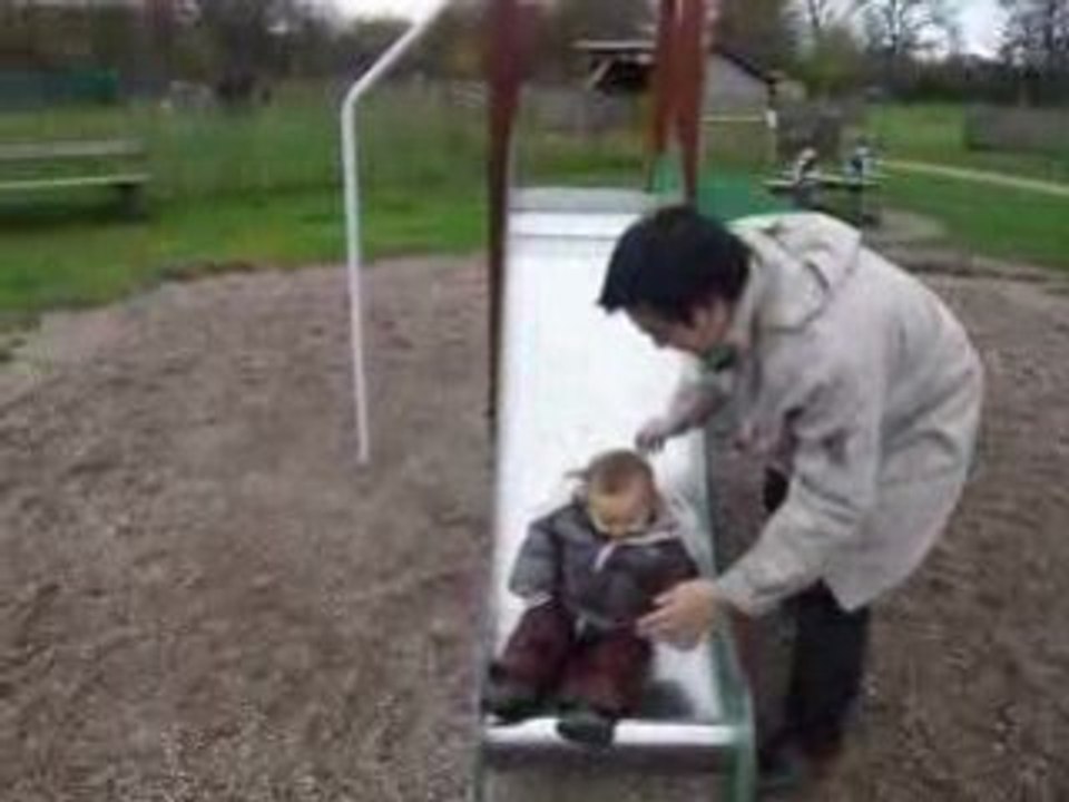 Ange fait du tobogan