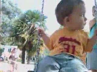 Max fait de la balançoire tout seul !