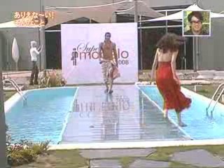 スーパーモデル水没