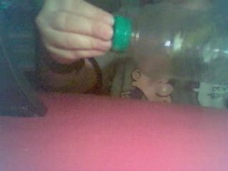 Tour de magie piece passe a travers de la bouteille