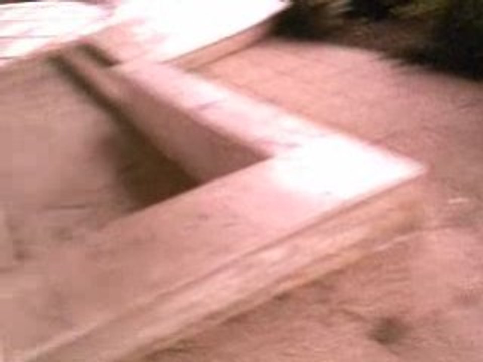 Secret spot: Mur a nosebump puis gap to curb.