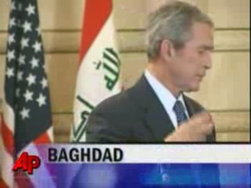 Bush se prend des chaussures dans la gueule