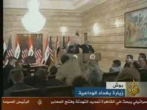 1/2 Bush attaqué avec des chaussures par un Iraqi journalist