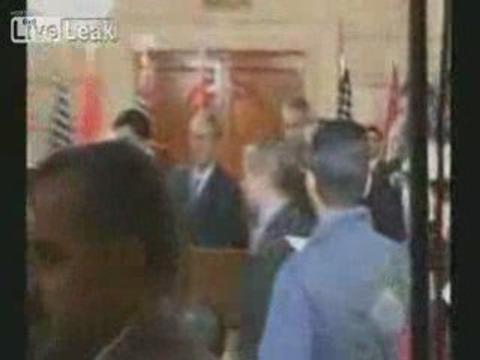 Un journaliste jette ses chaussures à la tête de Bush