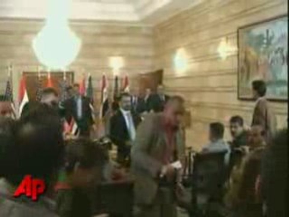 Journaliste iraquien lance ses chaussures à la face de Bush