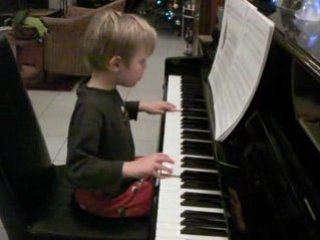 Tristan joue du piano