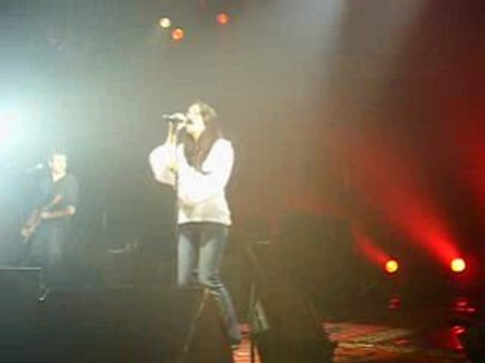 Jenifer chante Le bonheur me va au teint à Albert