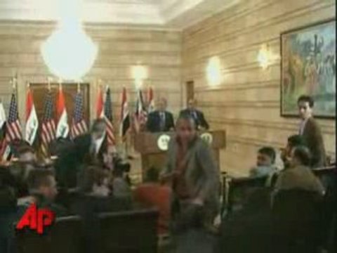 Iraqi journalist throws shoe at Bush