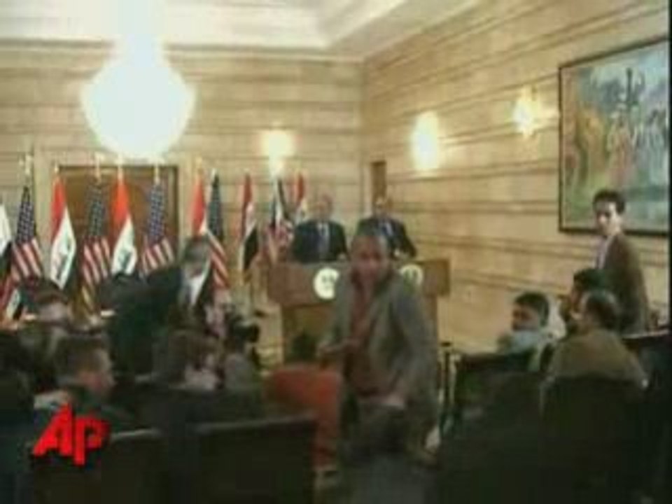 Iraqi journalist throws shoe at Bush