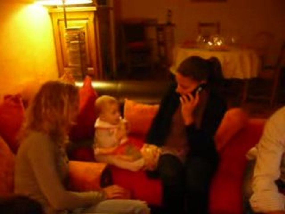 babillage à travers des adultes pour dire que j'existe