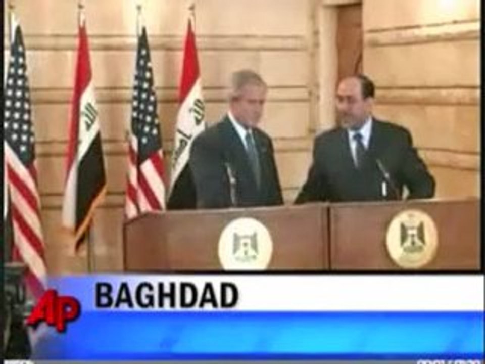 Journaliste irakien lance ses chaussures sur George Bush