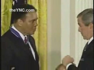 الملاكم المسلم محمد علي كلاي يستهزىء بجورج بوش !!