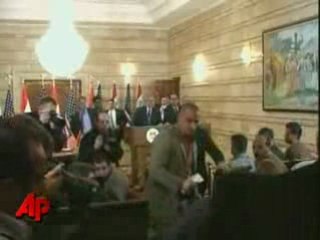 Bush attaquer par des chaussure