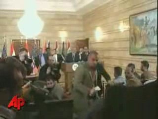 Un journaliste irakien jette ses chaussures sur Bush