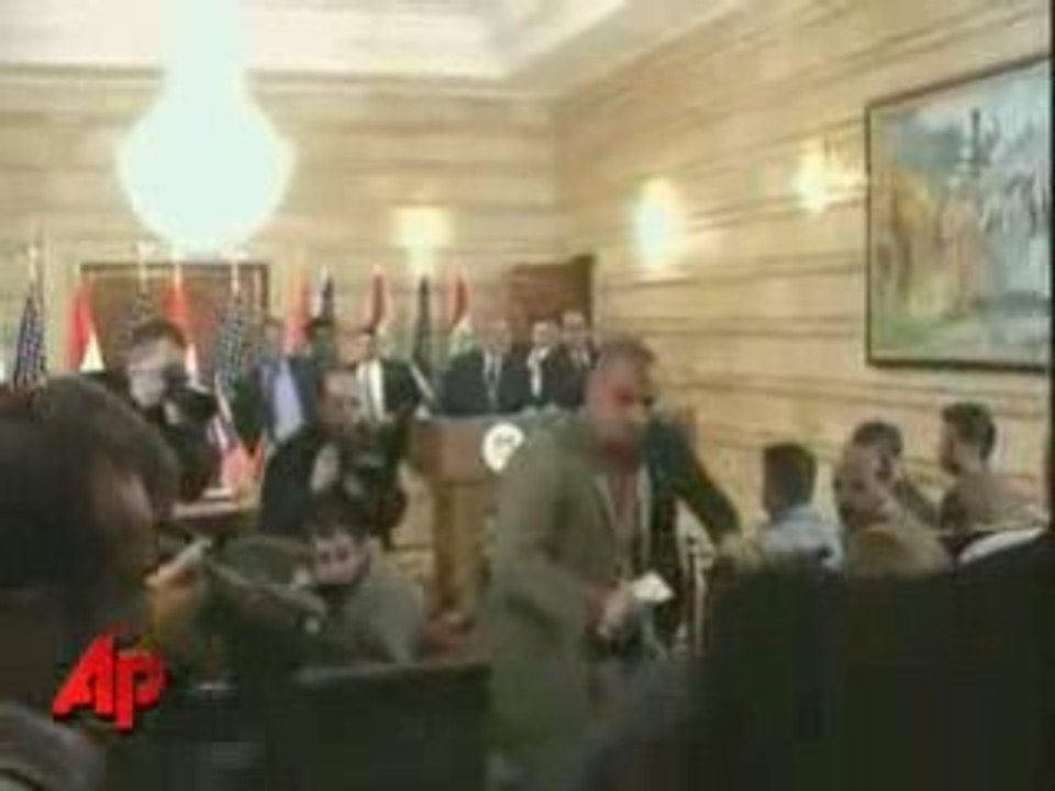 Un journaliste irakien jette ses chaussures sur Bush