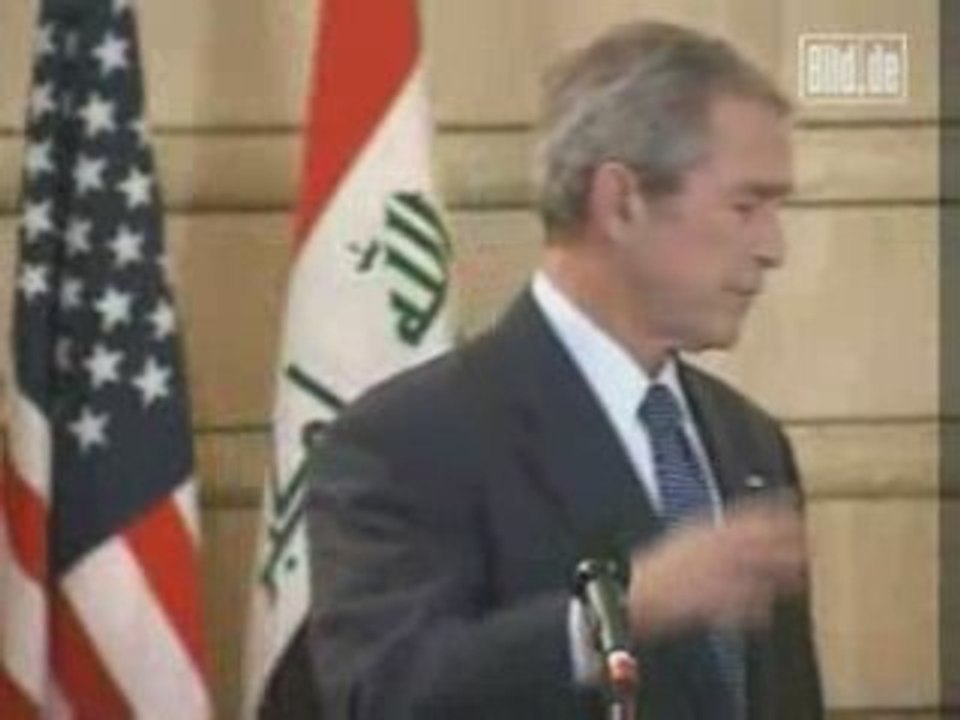 Un journaliste insulte et jette ses chaussures sur Bush