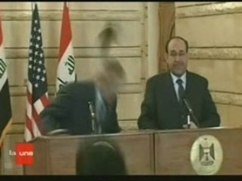 Bush en visite à Bagdad, le lancé de chaussures